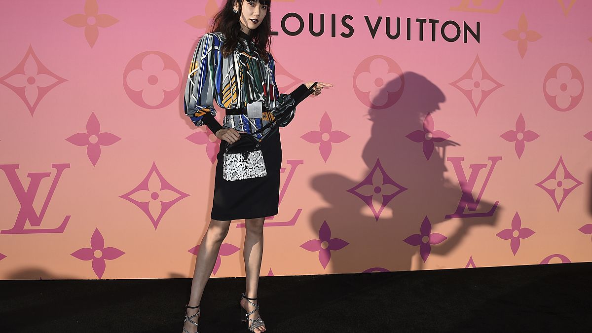 Lüks ürünlere talep düşüyor: LVMH'nin yarıyıl net karı %14 düştü.