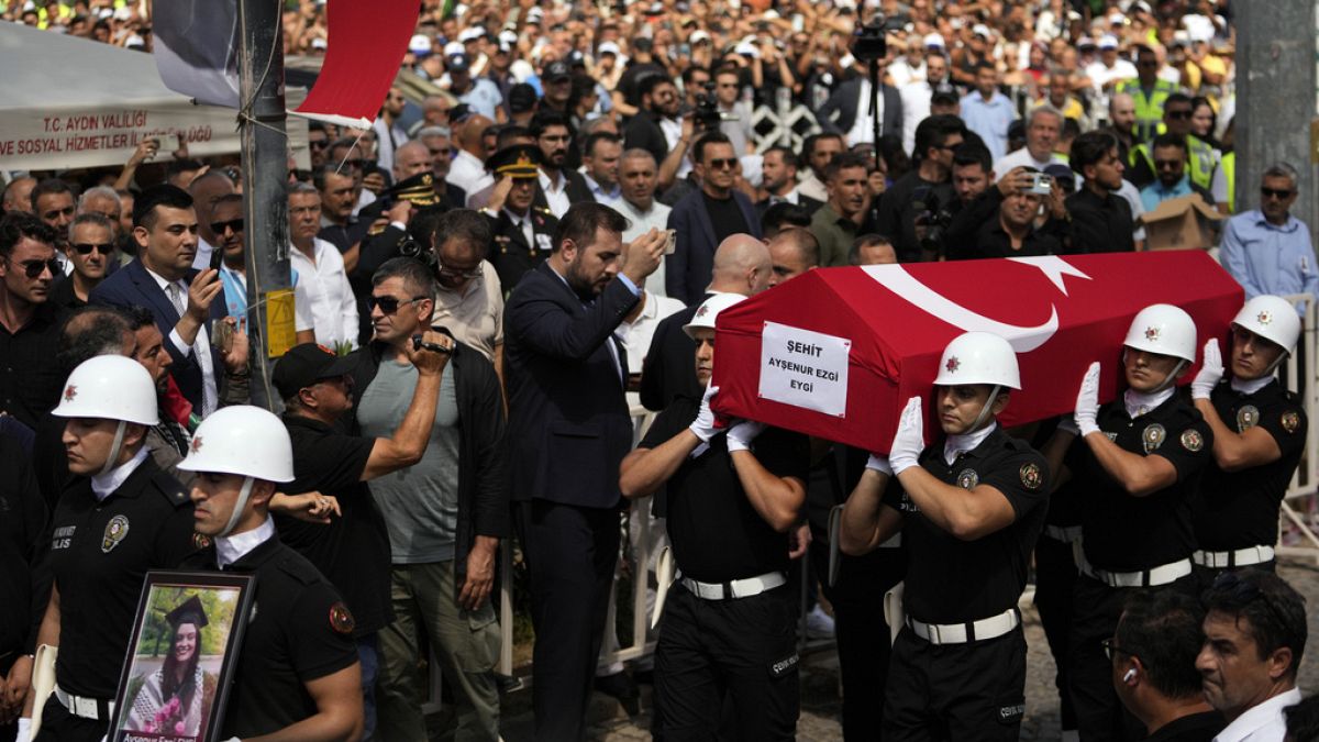 Batı Şeria'da İsrail tarafından öldürülen aktivist Ayşenur Ezgi Eygi'nin cenaze töreni Aydın'da düzenlendi.