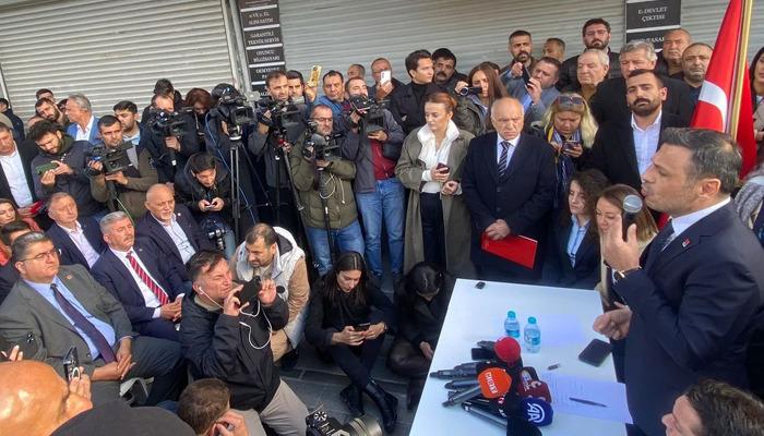 Esenyurt'ta hareketli anlar! Belediye başkan yardımcıları kovuldu... CHP'liler sokakta toplantı yaptı