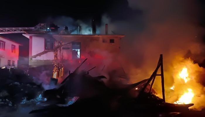 Kastamonu garajındaki arabalar ve traktörler kullanılamaz hale geldi