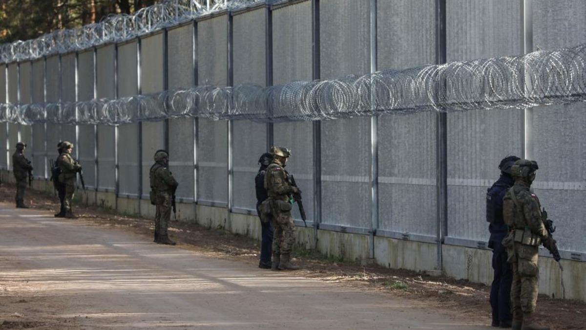 Polonya, düzensiz göçmenlere önlem almak için Belarus sınırına yeni bariyer inşa edecek