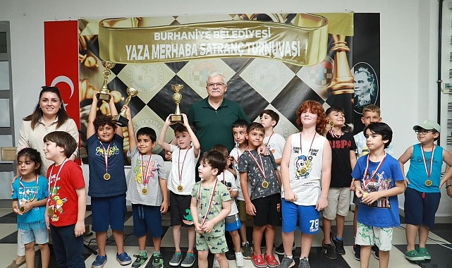 Burhaniye “Yaza Merhaba Satranç Turnuvası” Burhaniye Belediyesi Ahmet Akın Kültür Merkezi'nde gerçekleştirildi - SPOR