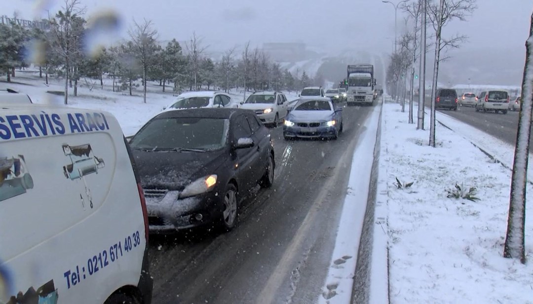 İstanbul'un kar ticareti: Her dakika artıyor! Trafik yoğunluğu yüzde 90'a ulaştı - Türkiye haberlerini kırdı