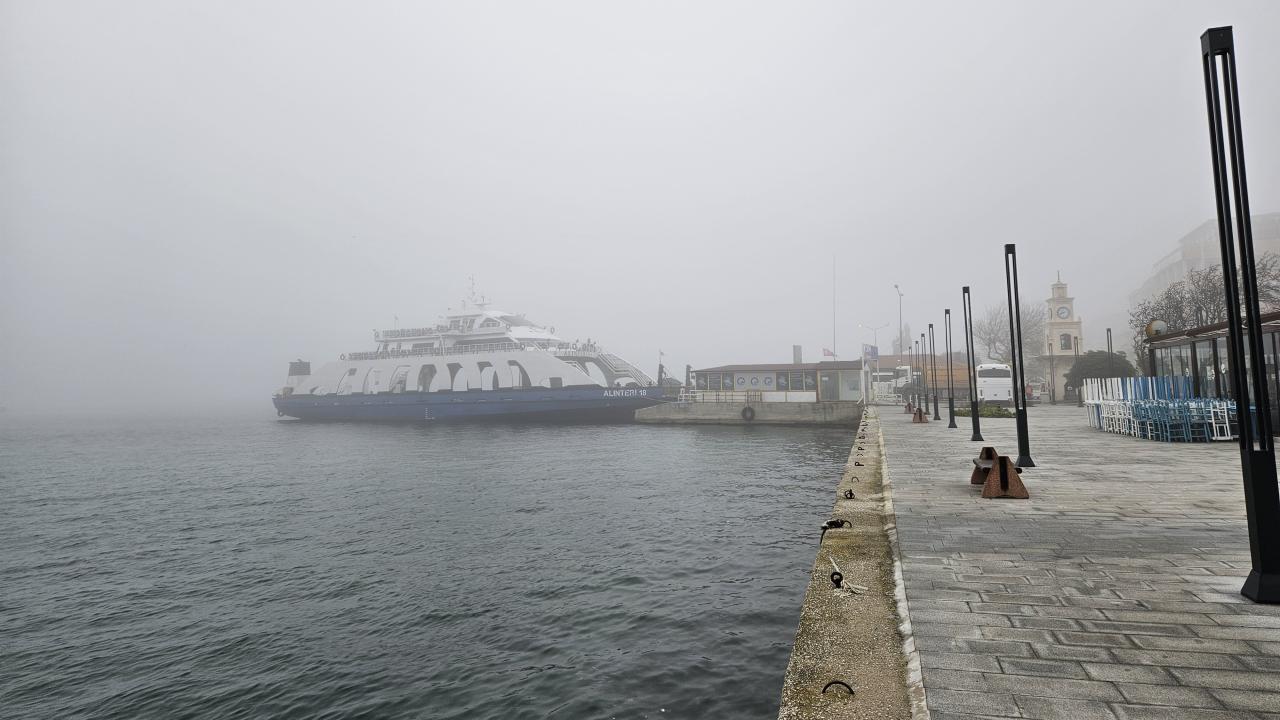 Sis Çanakkale Boğazı'nda deniz trafiğini engelliyor