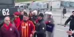 Galatasaraylı taraftarlar, Beşiktaş maçı öncesi polis barikatını aştı!