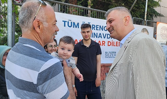 Gölcük Belediye Başkanı Ali Yıldırım Sezer, YKS sınavına girecek öğrencileri sınava girdikleri okul önünde ziyaret ederek heyecanlarını paylaştı ve başarılar diledi - GÜNDEM