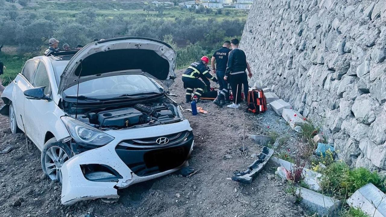 Otomobil istinat duvarına çarparak 5 metre yükseklikten düştü: 4 kişi yaralandı
