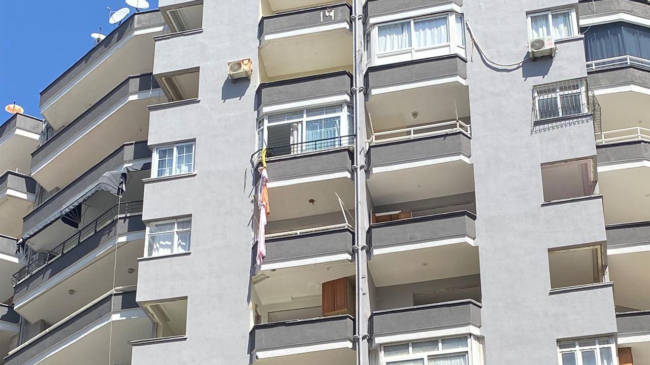 Adana'da balkondan aşağı inmeye çalışırken düşen hırsızlık zanlısı hayatını kaybetti