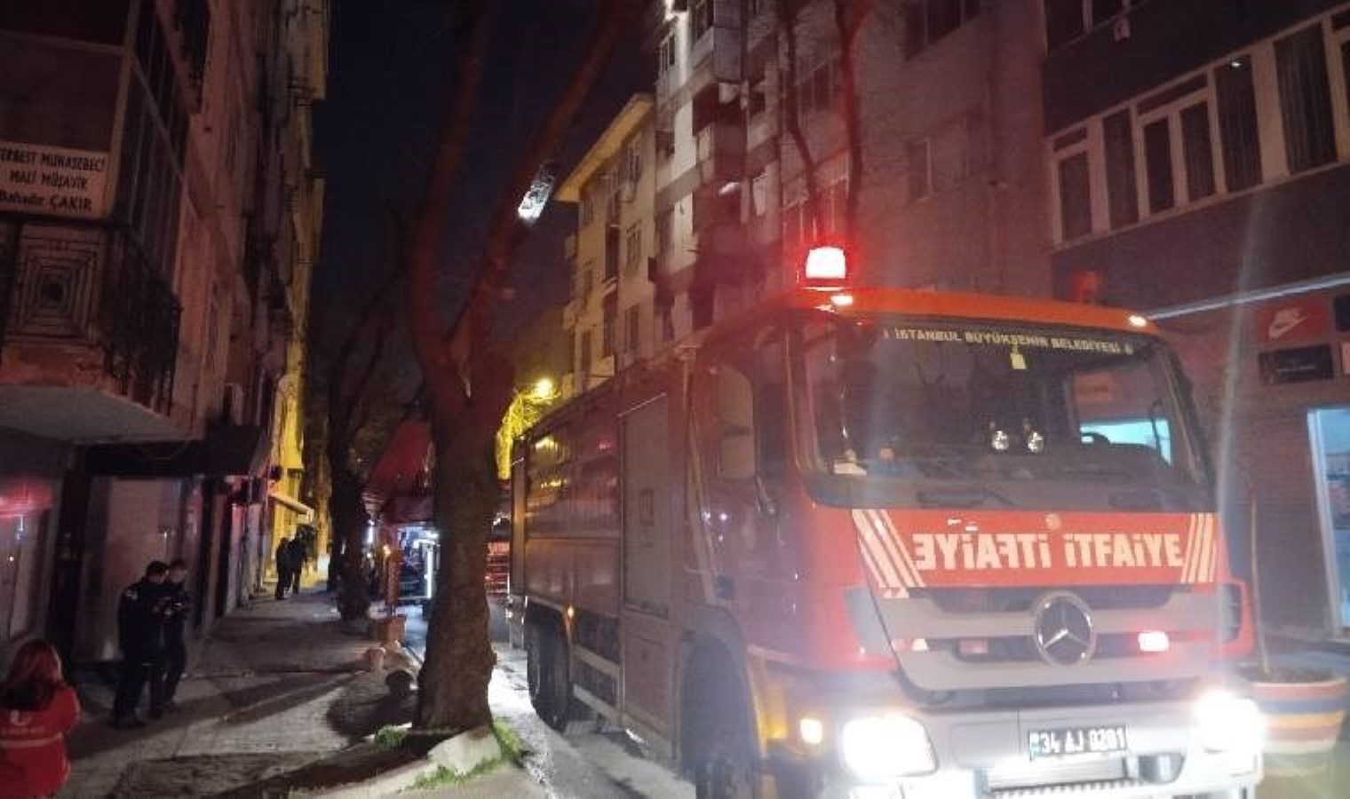 İstanbul'da panik anları ... boş binada yanan yangın çıktı! - Türkiye haberlerini kırmak