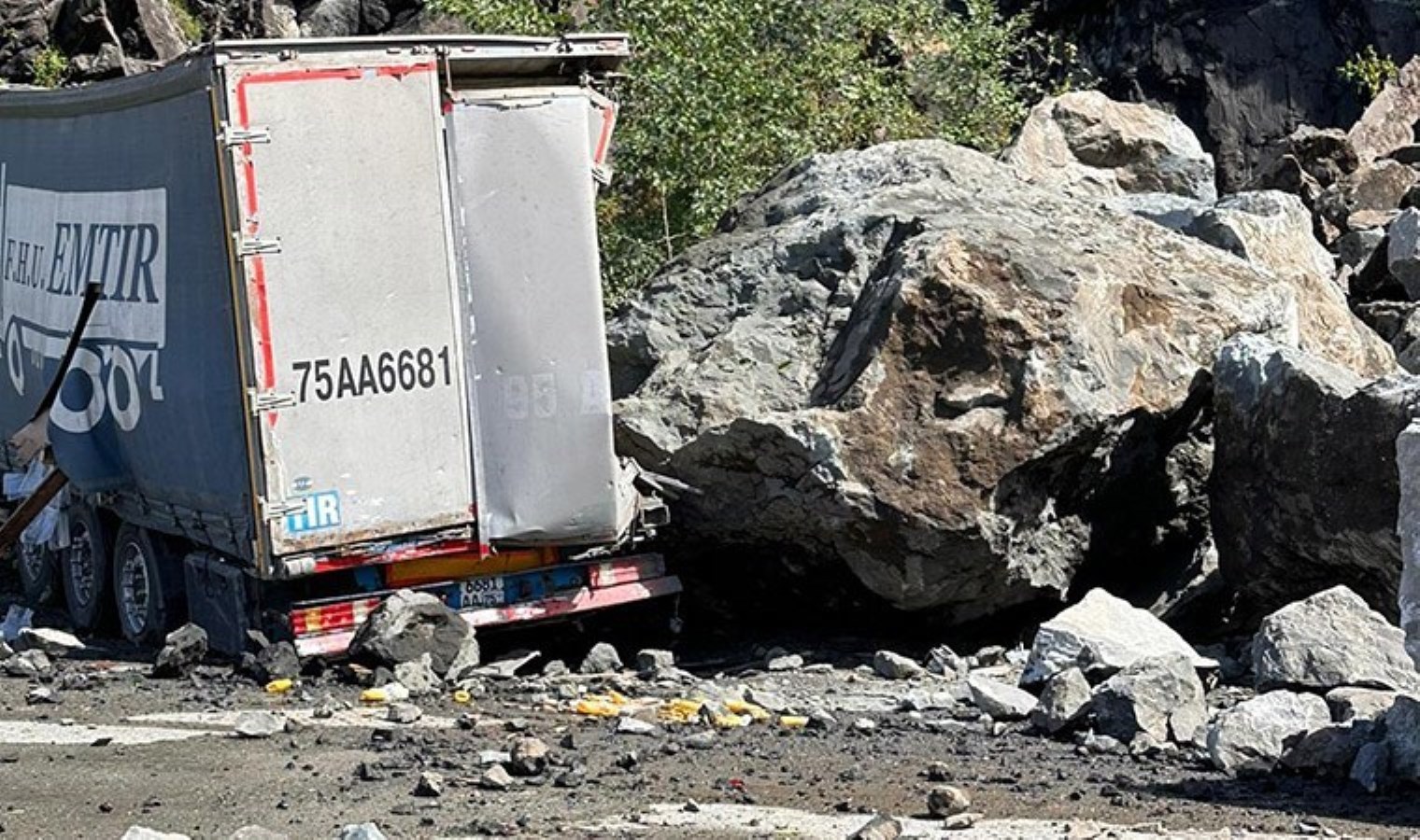 Artvin'de heyelan: Taşların çarptığı 2 TIR hasar gördü - Son Dakika Türkiye Haberleri