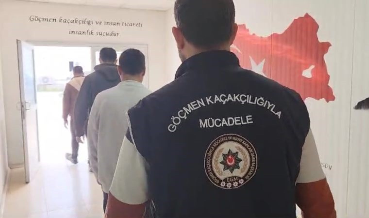 Edirne'de kaçak göçmenler terk edilmiş bir binada yakalandı - Son Dakika Türkiye Haberleri