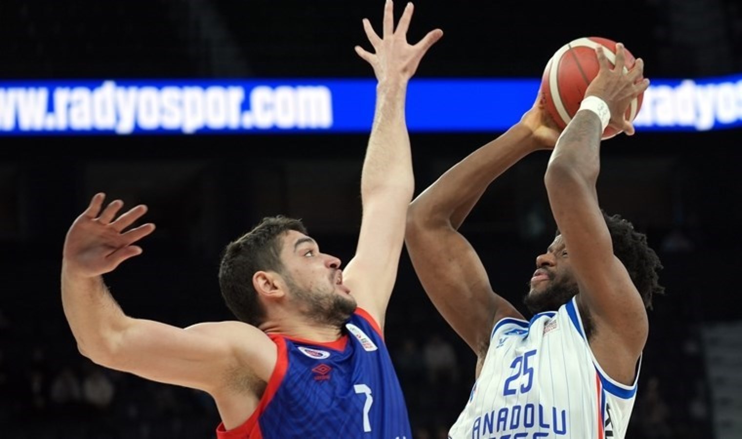 Anadolu Efes sahada hata yapmadı! - En güncel spor haberleri