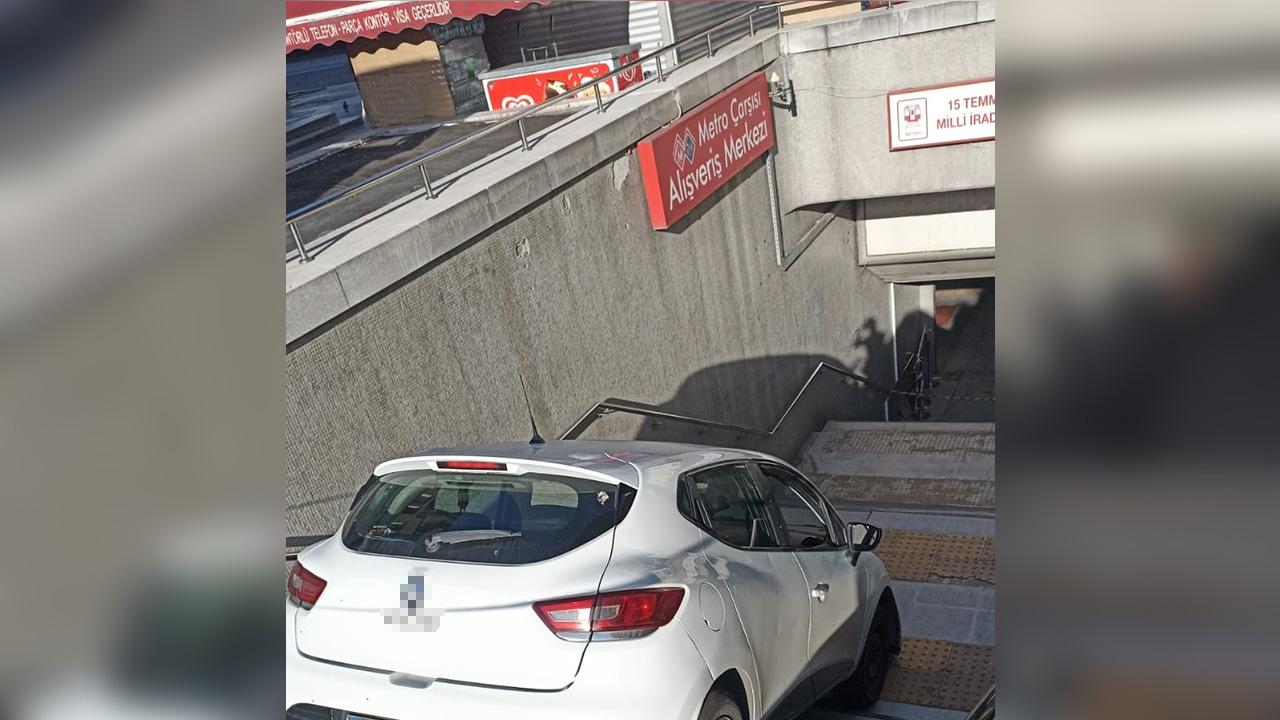 Kontrolünü kaybeden otomobil metro istasyonunun girişine çarptı