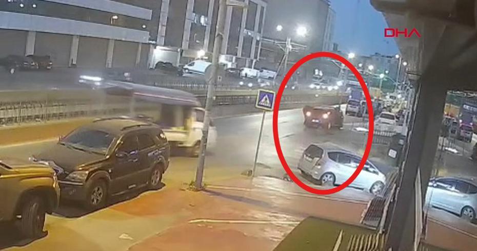 Sultangazi’deki Trafik Kazası Şok Edici Anlarla Kameralara Yansıdı