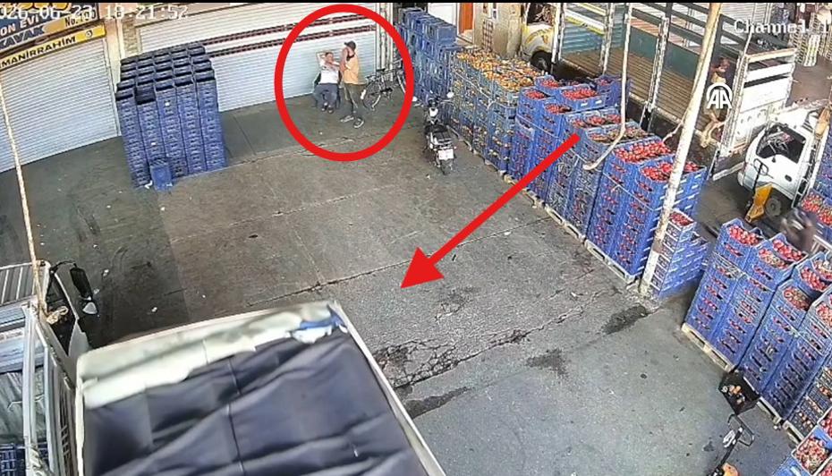 Adana'da Şok Edici Kaza: Sandalyede Oturan Adam, Kamyonetin Çarpmasıyla Yaralandı