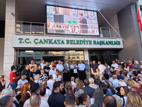 Yurttaşlar tutuklama sonrası belediye önünde toplandı: Güner'in suçu "Yürünecekse yol Özgür Özel'le yürünür" demesidir