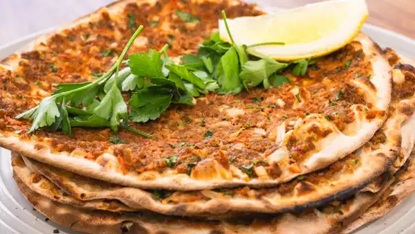 Klasik lezzetin en özel hali: Çölyak dostu glütensiz lahmacun tarifi