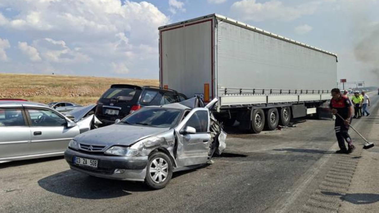 Afyonkarahisar'da Anız Yangını ve Çok Araçlı Kazanın Ayrıntıları