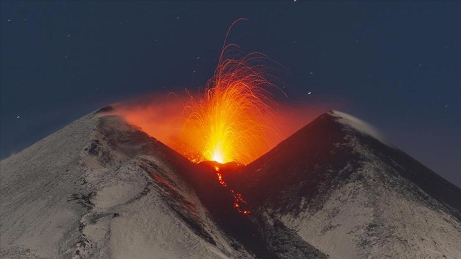 Etna'dan Lav Püskürmesi: Yükseklik 400 Metreyi Buldu!